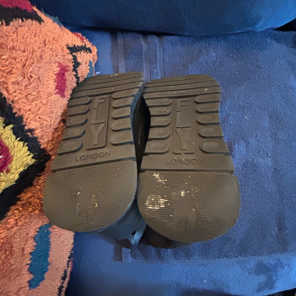 Fly London size 38 ankle boots.  Silver color in very good condition. - Picture 4 of 6